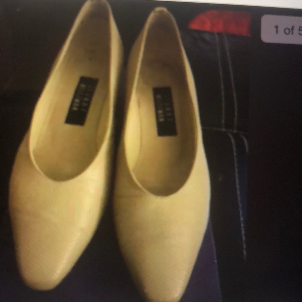 Stuart weitzman beige leather low pumps 7.5M